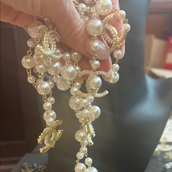 Elegant Pearl and Gold Necklace - Picture 4 of 4